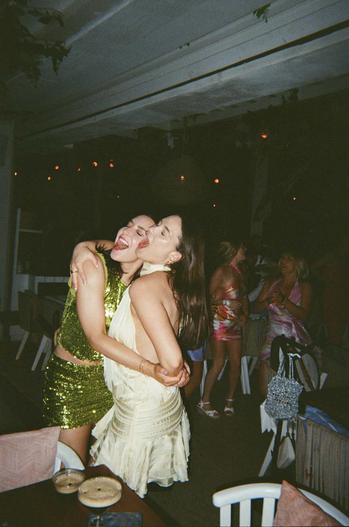Faire la fête et danser