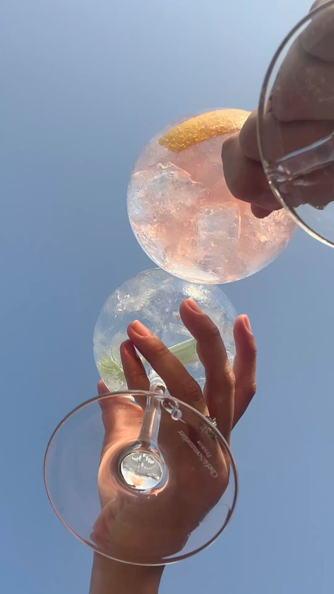 Verres levés vers le ciel d'été