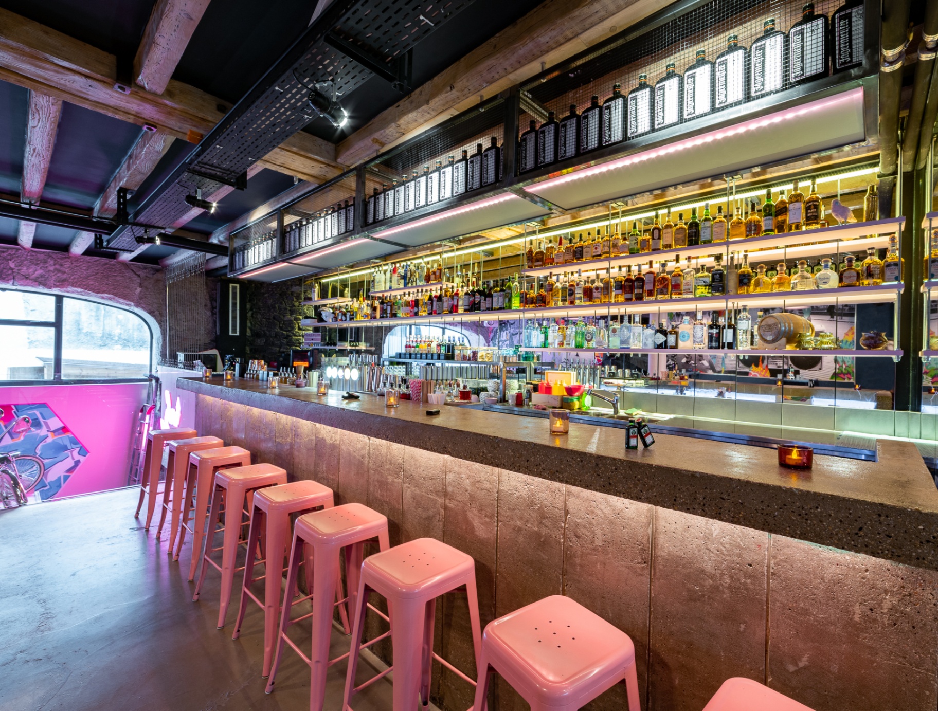 Long bar avec tabourets roses