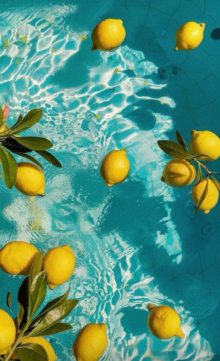 Citrons dans l'eau de la piscine