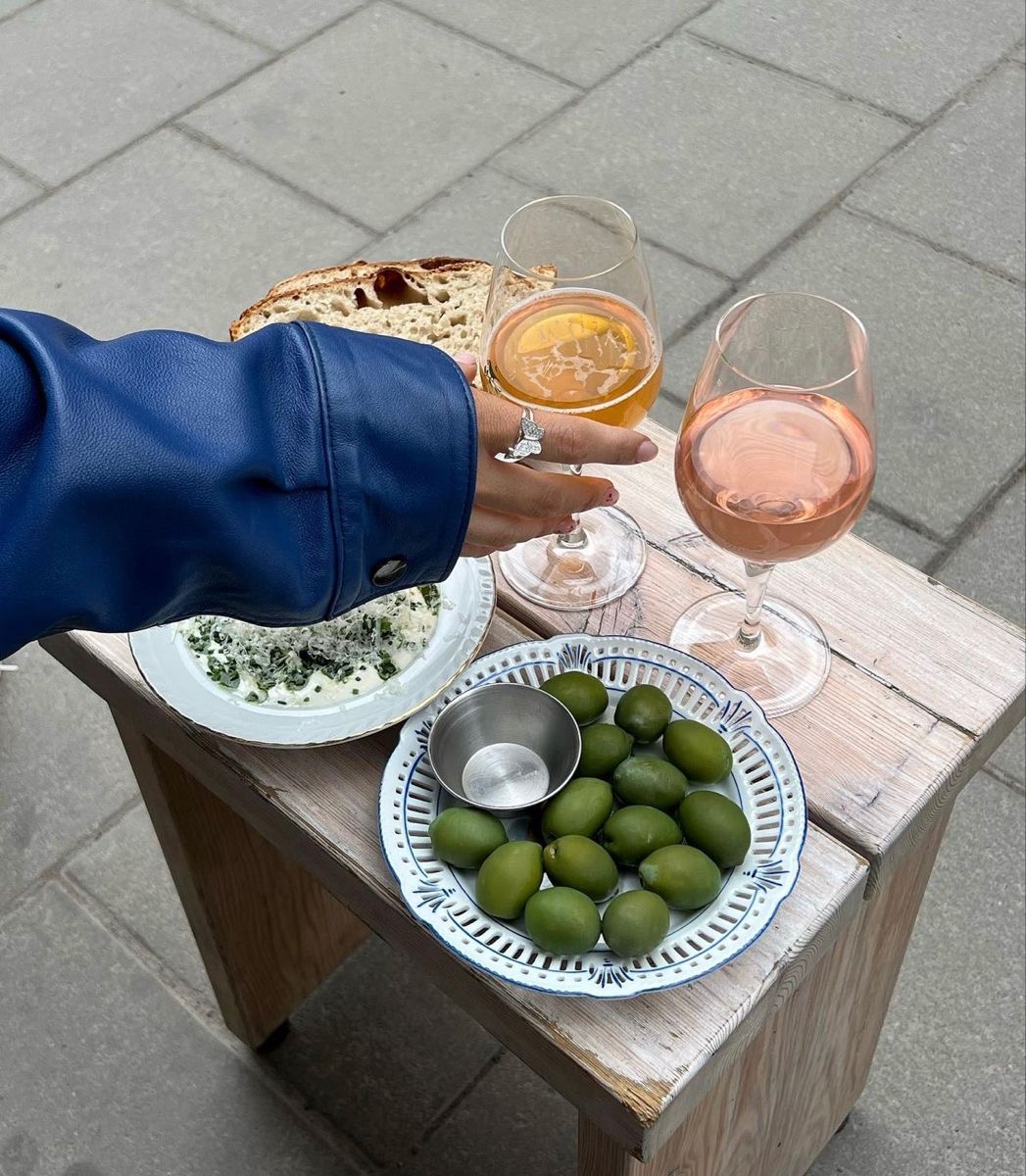 Apéro avec olives et vin