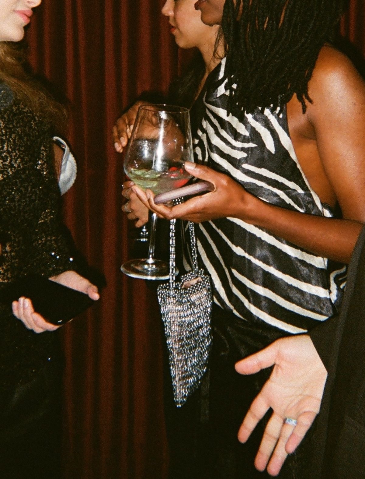 Look zébré avec verre de vin