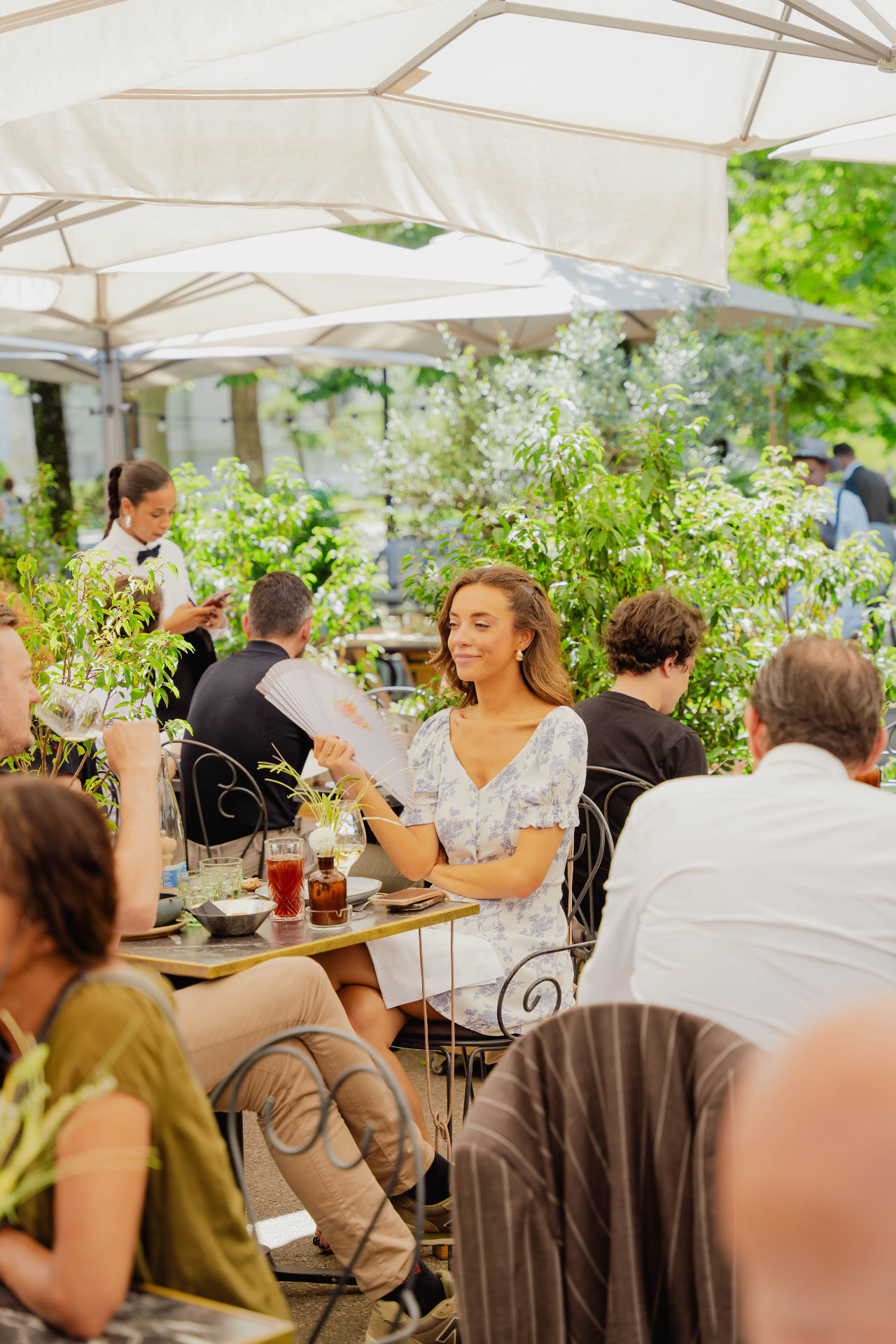 Invités sur la terrasse au Parc des Bastions