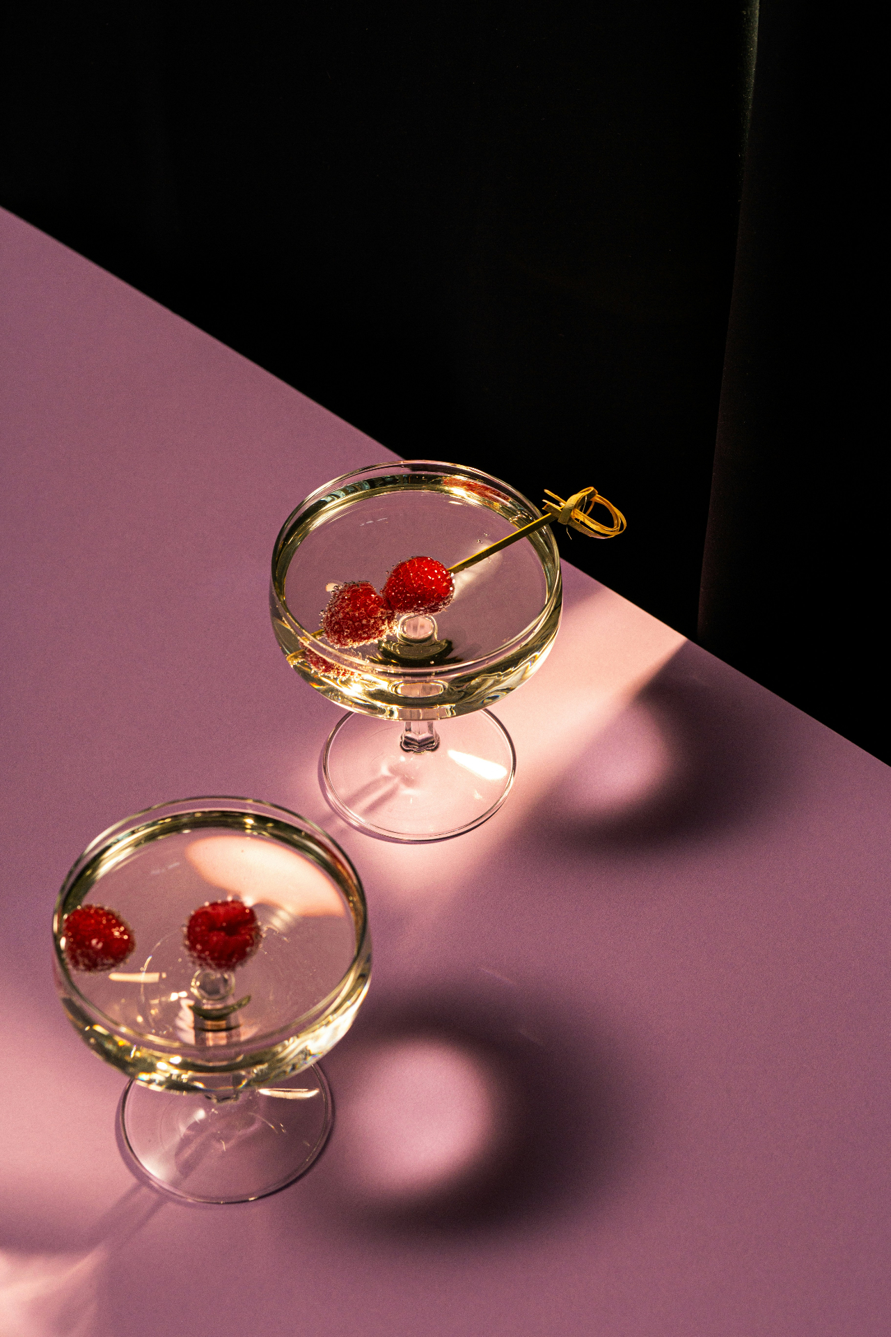 Cocktails sur fond rose