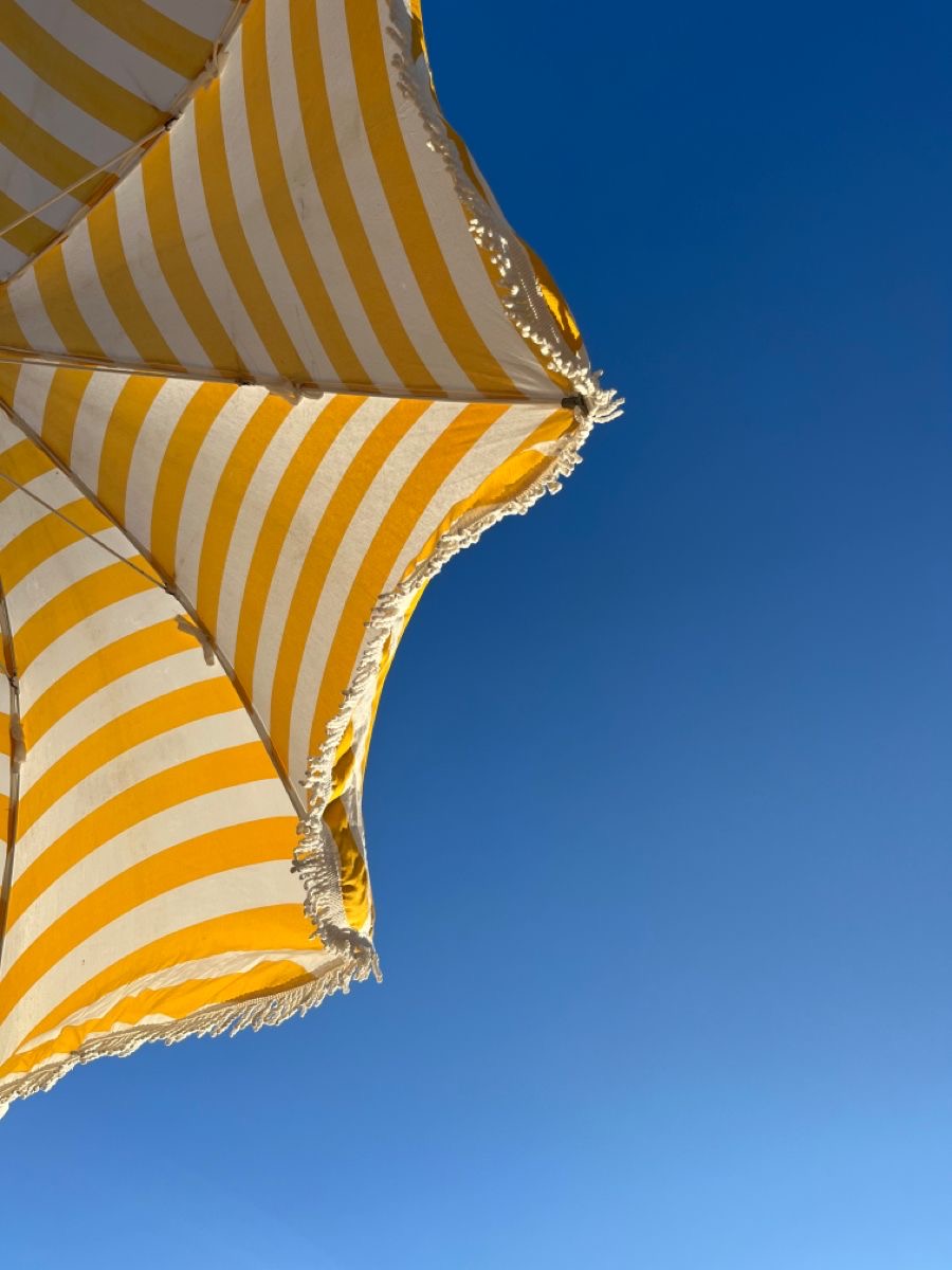 Parasol jaune sur ciel bleu