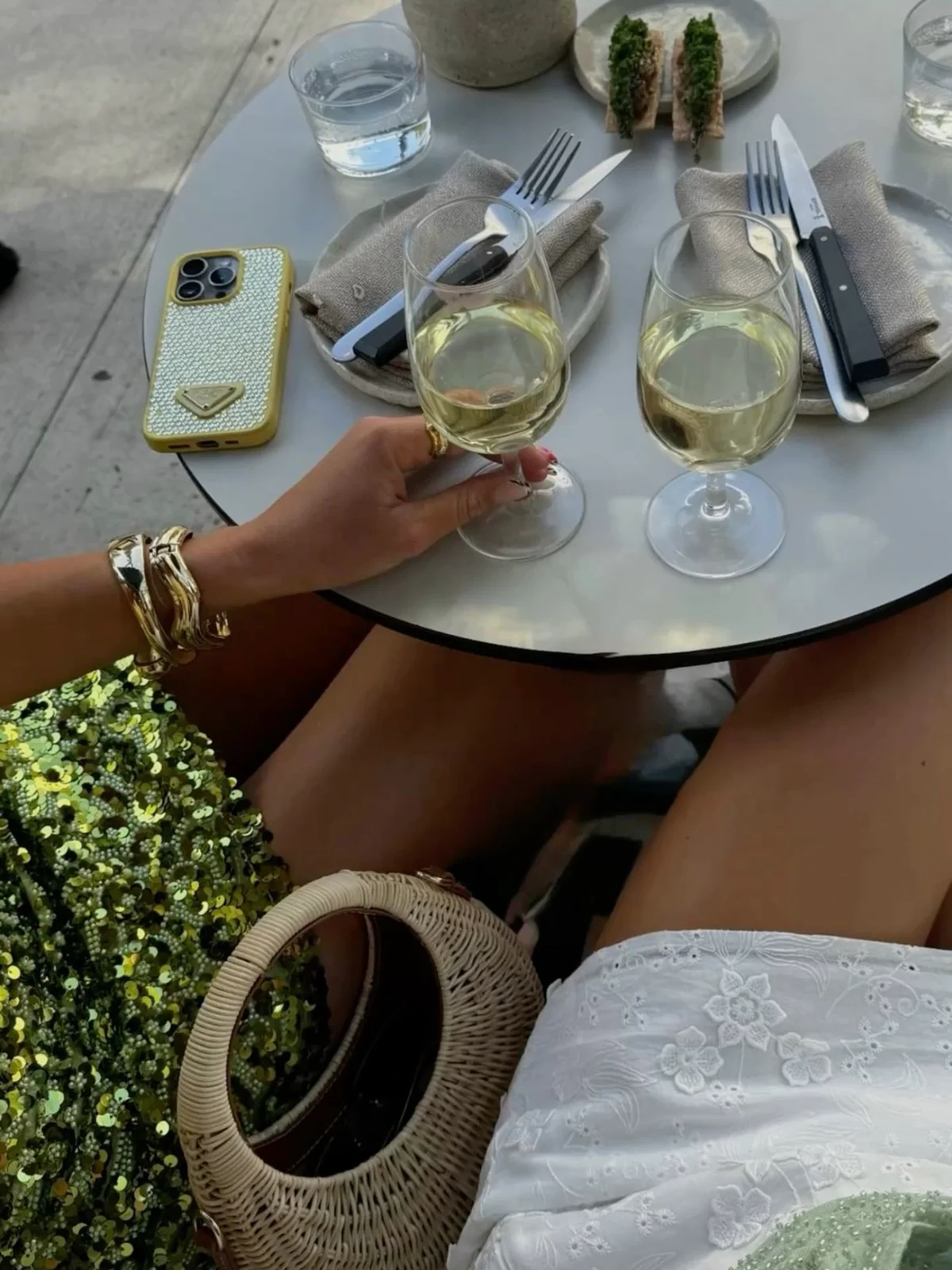 Verres de vin blanc à l'apéro