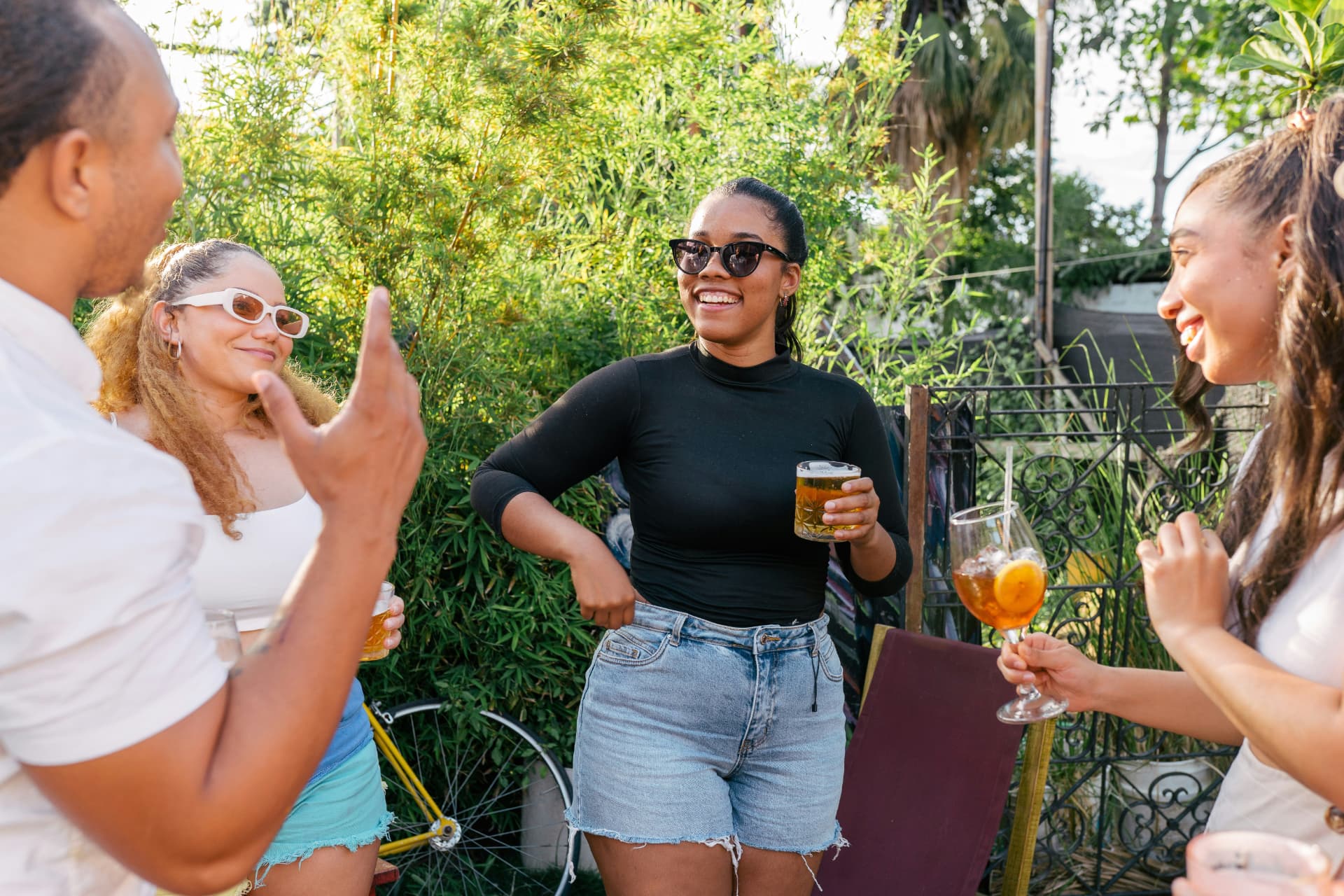 Invités souriants avec des drinks en été