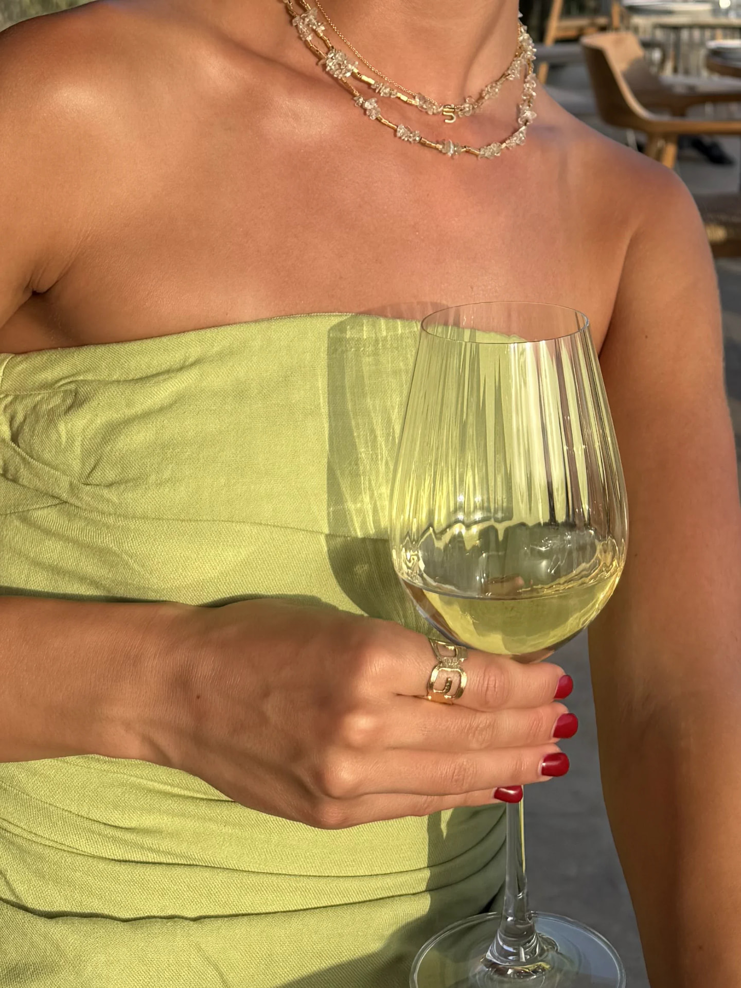 Verre de vin blanc au soleil du soir
