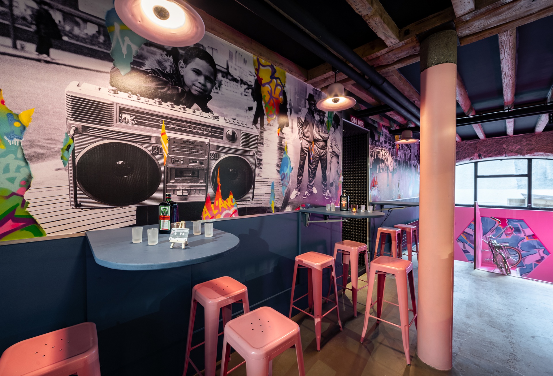Coin salon avec murs bleus et boombox